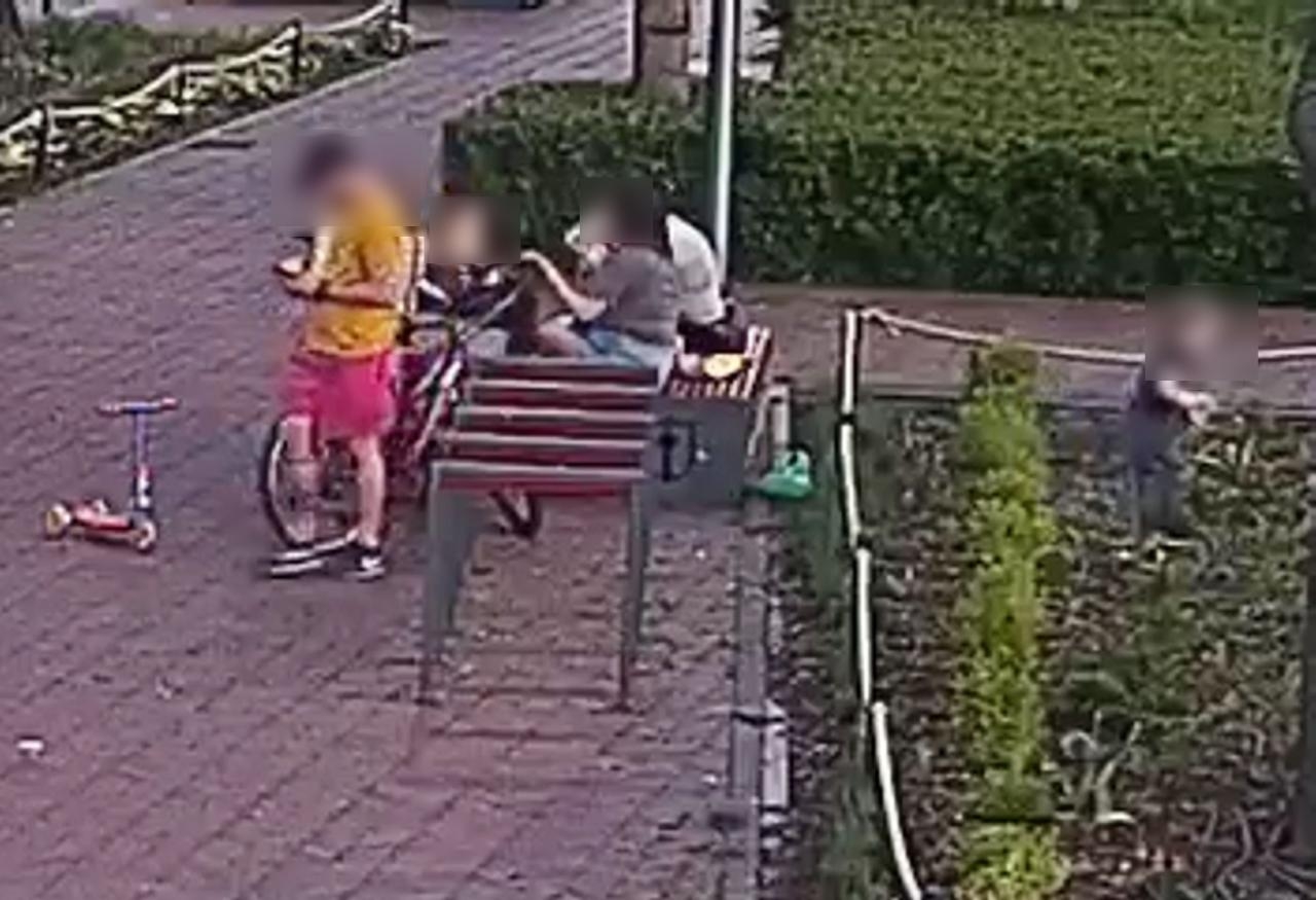 Dzieci niszczą klomby, a rodzice nie zwracają na nie uwagi | fot. Straż miejska w Górze Kalwarii