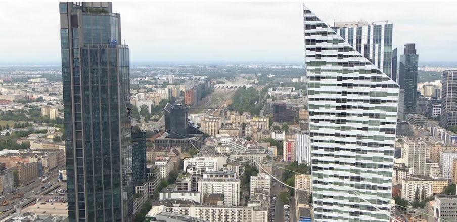 Jaan Roose między Pałacem Kultury i Nauki, a Verso Tower | fot. Red Bull/materiały prasowe
