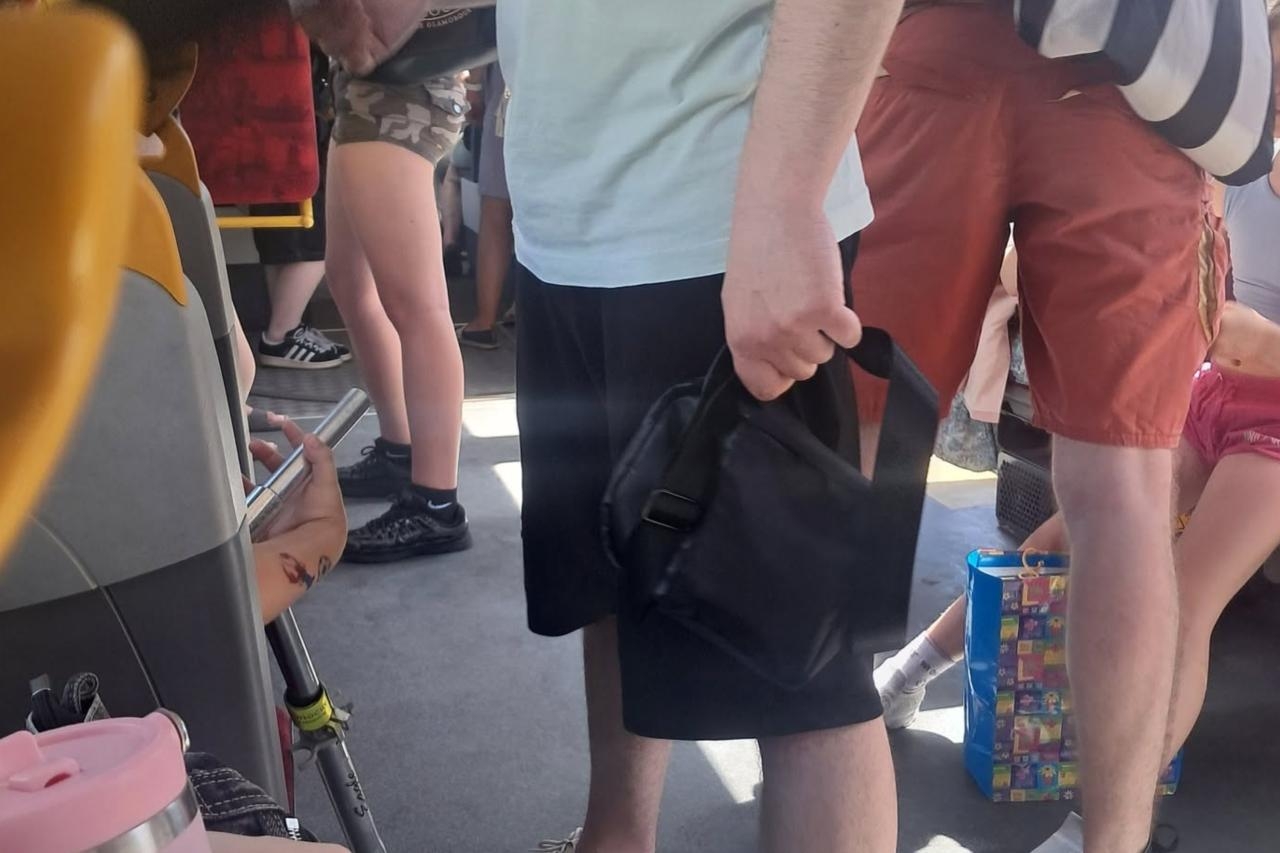 zatłoczona komunikacja miejska w Warszawie | fot. Andrzej F./facebook
