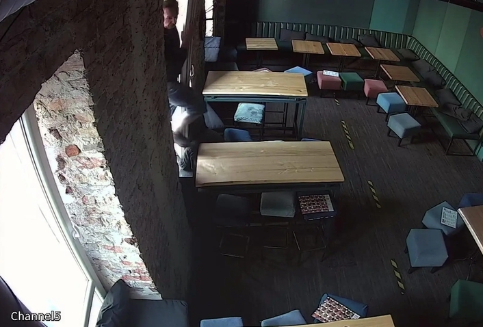mężczyzna, który wszedł przez okno do baru przy Chmielnej w Warszawie | fot. Komenda Rejonowa Policji Warszawa I