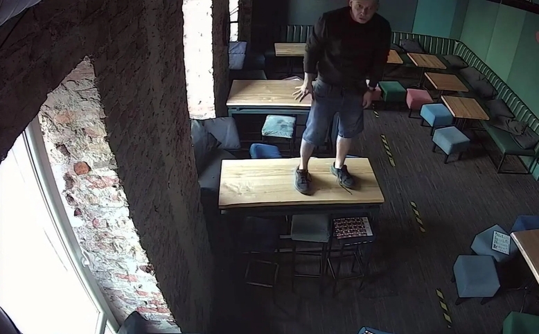 mężczyzna, który wszedł przez okno do baru przy Chmielnej w Warszawie | fot. Komenda Rejonowa Policji Warszawa I