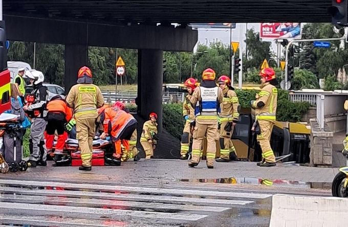 wypadek autobusu przy Rondzie Zesłańców Syberyjskich w Warszawie | fot. Piotr K./facebook