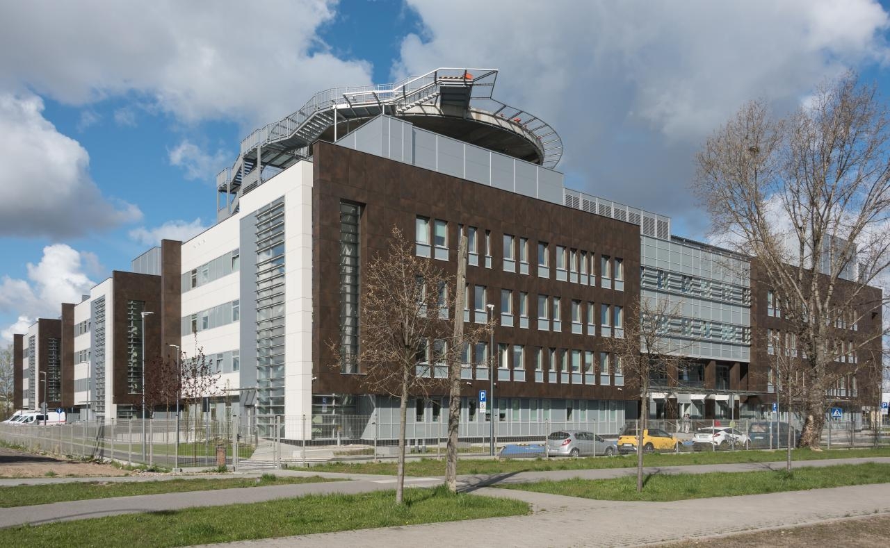 Szpital Południowy w Warszawie | fot. Autorstwa Adrian Grycuk - Praca własna, CC BY-SA 3.0 pl, https://commons.wikimedia.org/w/index.php?curid=106832650