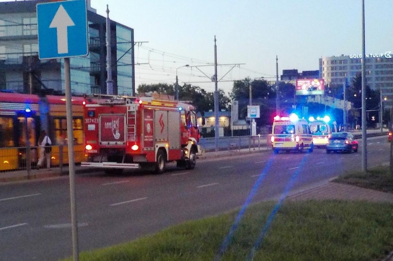 akcja ratunkowa 45-latka z Warszawy, który stracił przytomność na przystanku | fot. strazmiejska.waw.pl