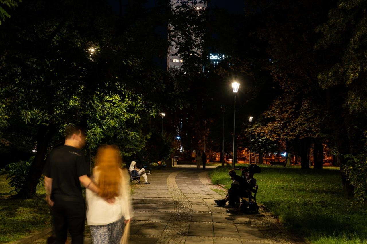 nowe latarnie w Parku Świętokrzyskim w Warszawie | fot. zdm.waw.pl