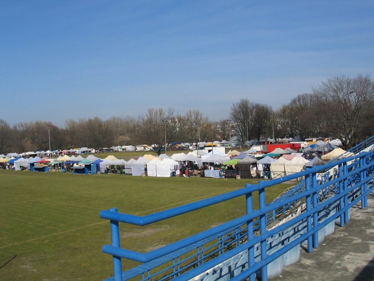 bazar Olimpia przy ul. Górczewskiej w Warszawie | fot. https://www.facebook.com/targolimpia