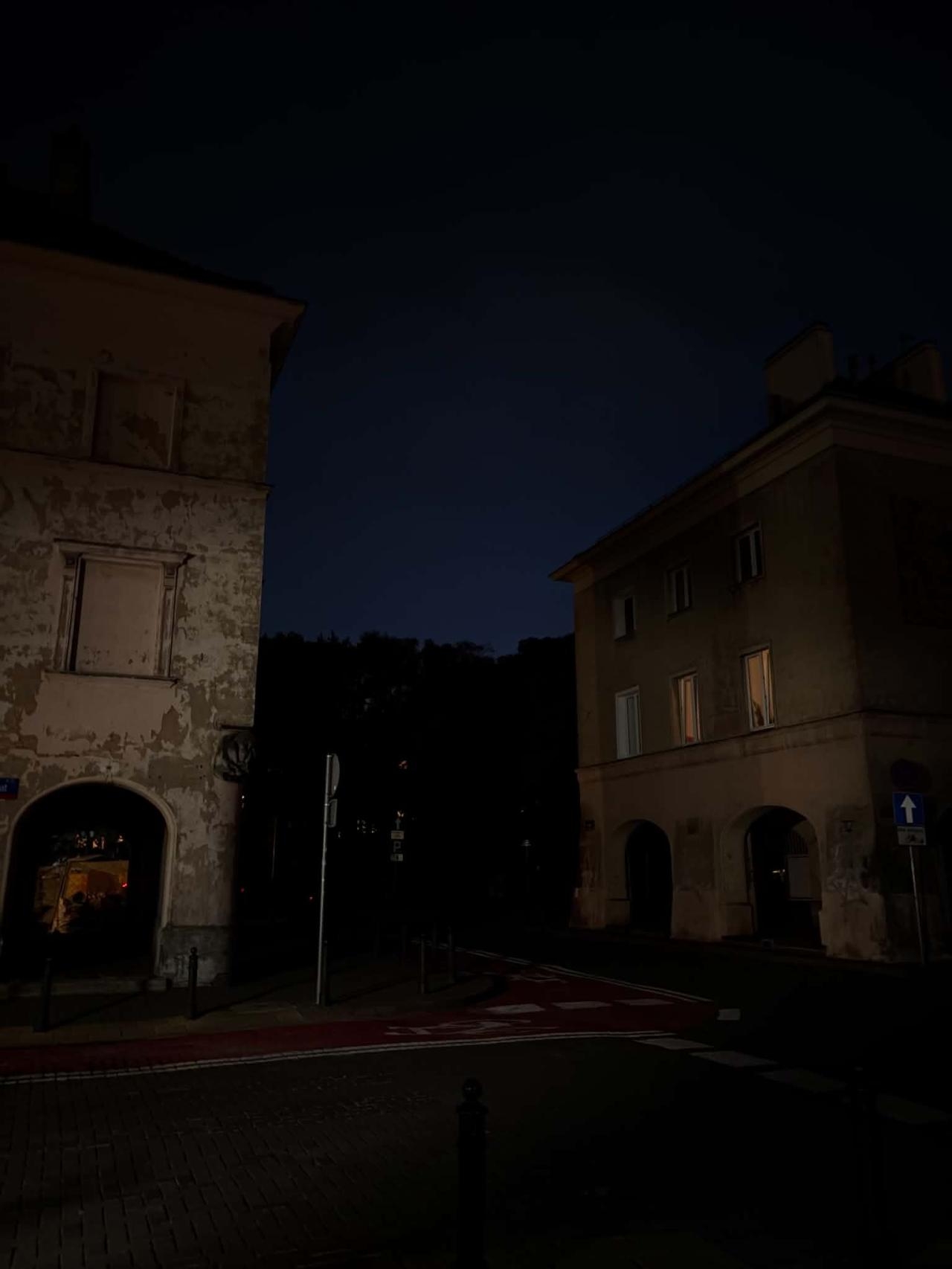 latarnie nie działają na Mariensztacie | fot. Bartosz Pańczyk