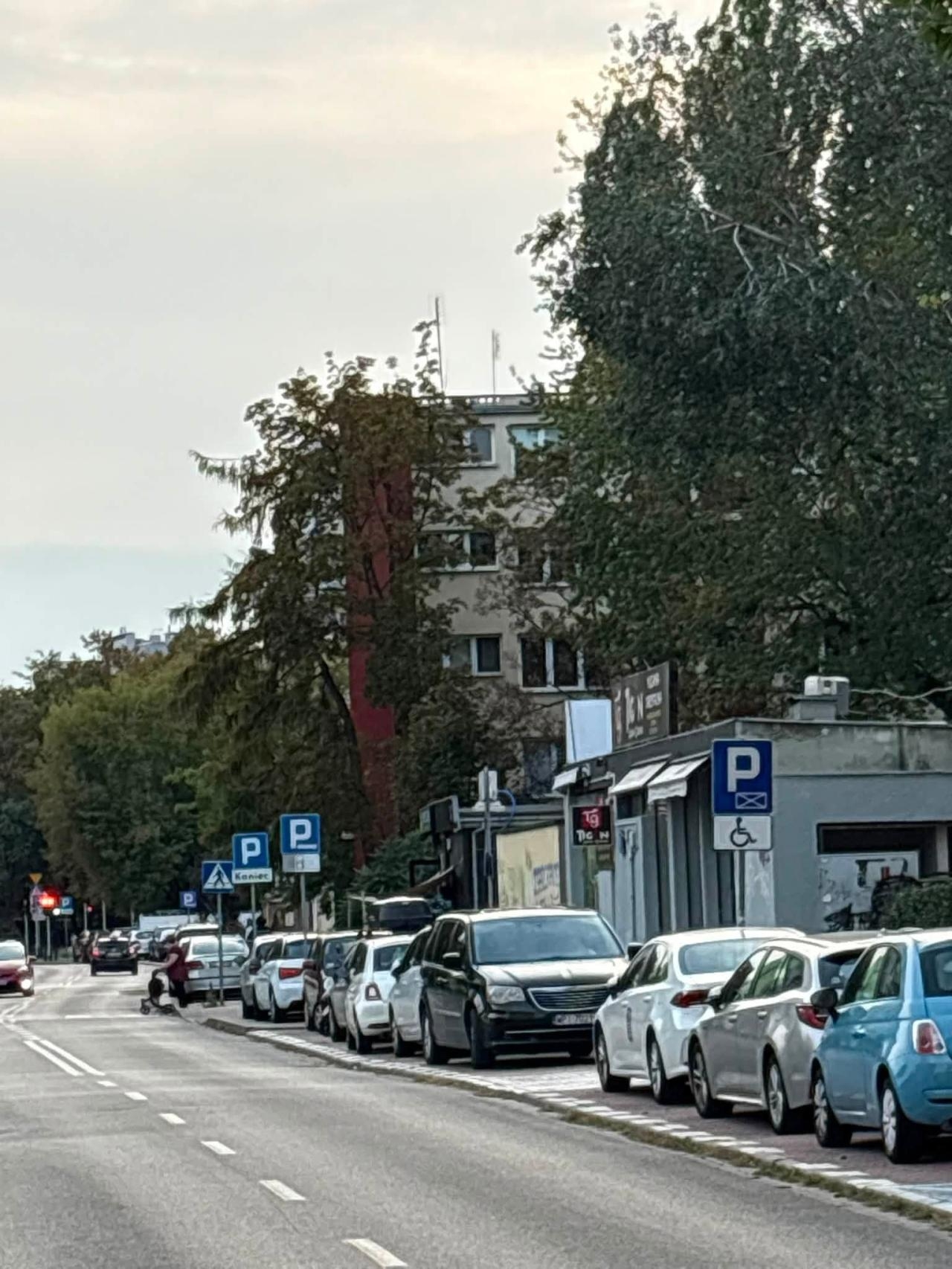 wysyp znaków parkowania na Saskiej Kępie | fot. Michał R./facebook
