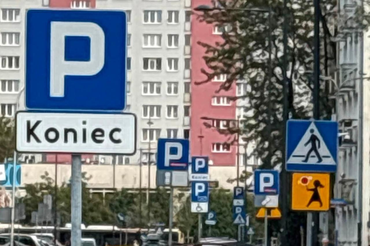 wysyp znaków parkowania na Saskiej Kępie | fot. Michał R./facebook