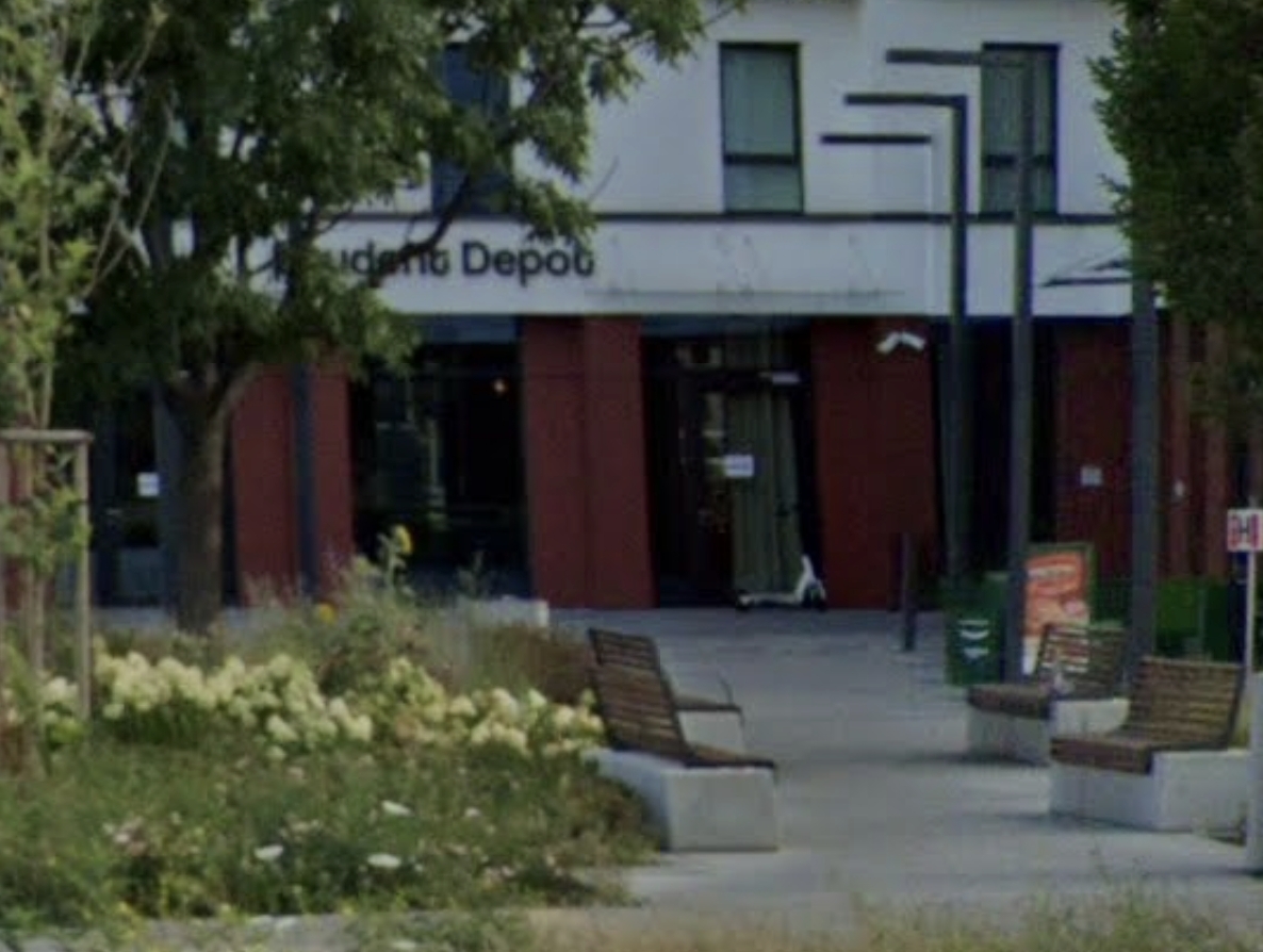 Google Street View | fot. To na ten szklany daszek przed wejściem do akademika wszedł student