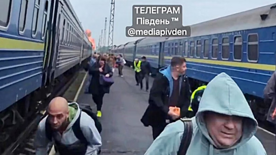 pasażerowie uciekają z pociągu, który zaatakował rosyjski dron | fot. telegram