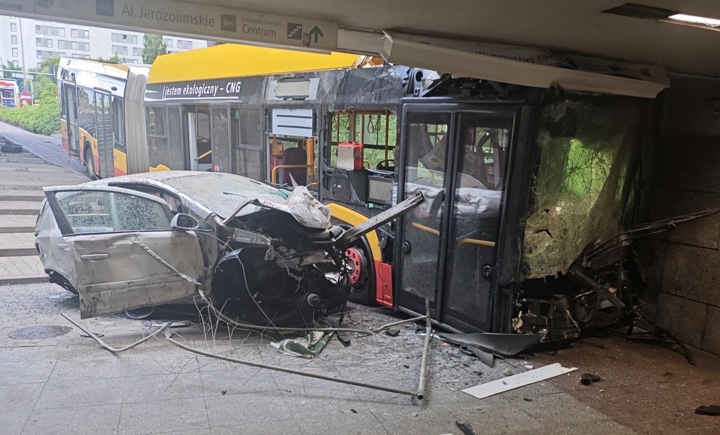 autobus, który wjechał w przejście podziemne w Warszawie | fot. Państwowa Straż Pożarna/facebook