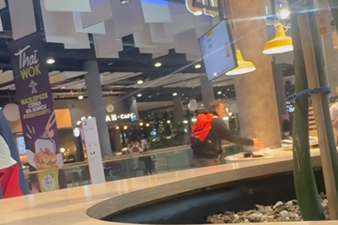 napastnik z Galerii Młociny w Warszawie, który rzucał lodami w obsługę McDonalda | fot. Alicja A./facebook