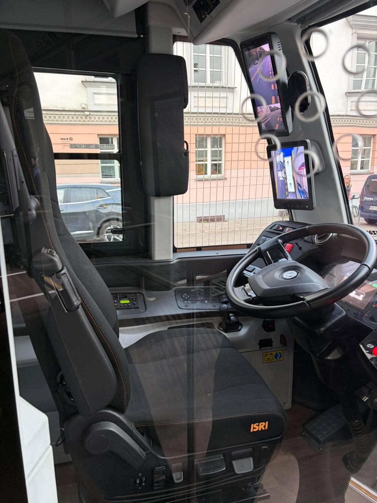 test hiszpańskiego autobusu na ulicach Warszawy | fot. Bartosz Pańczyk