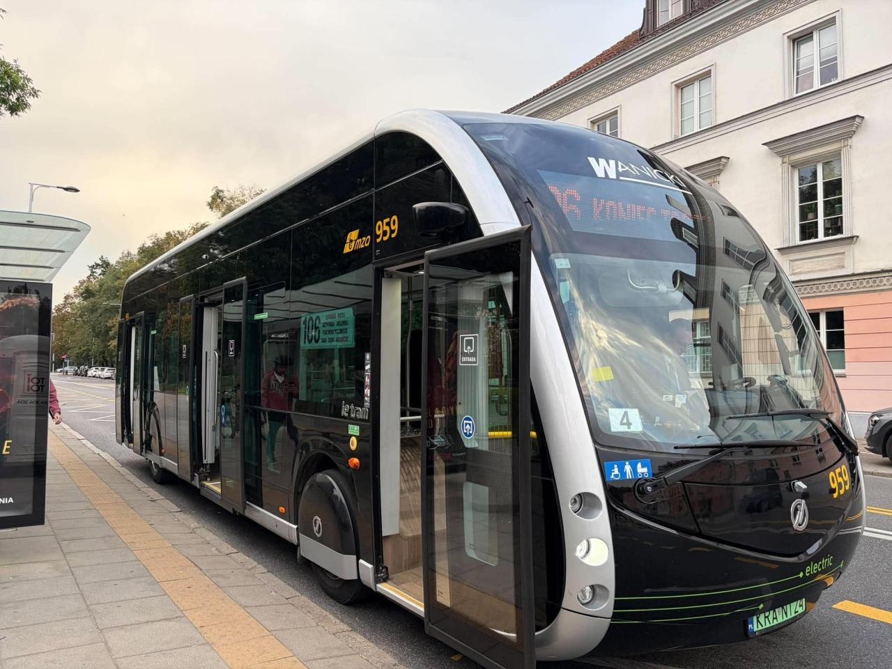 test hiszpańskiego autobusu na ulicach Warszawy | fot. Bartosz Pańczyk