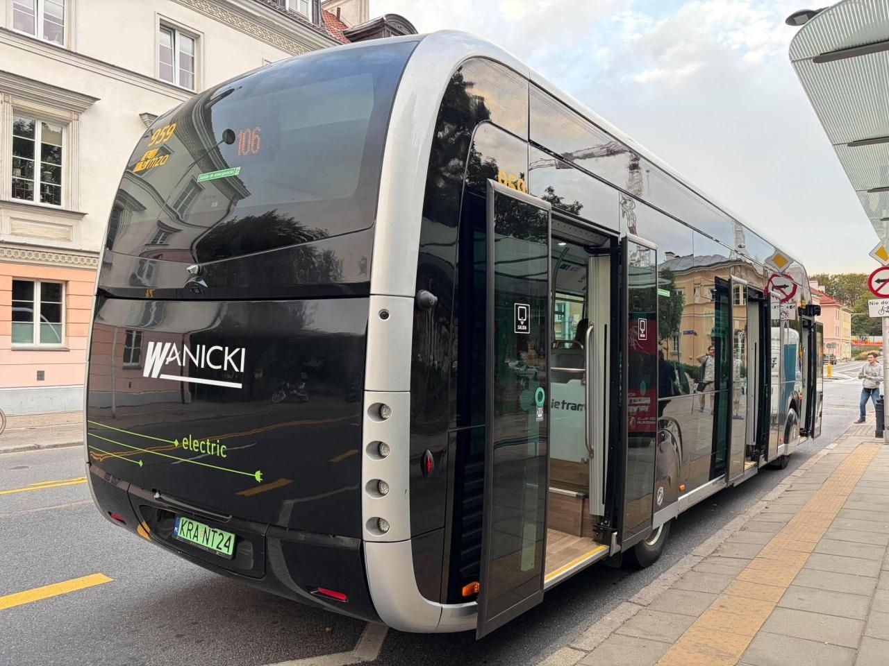 test hiszpańskiego autobusu na ulicach Warszawy | fot. Bartosz Pańczyk
