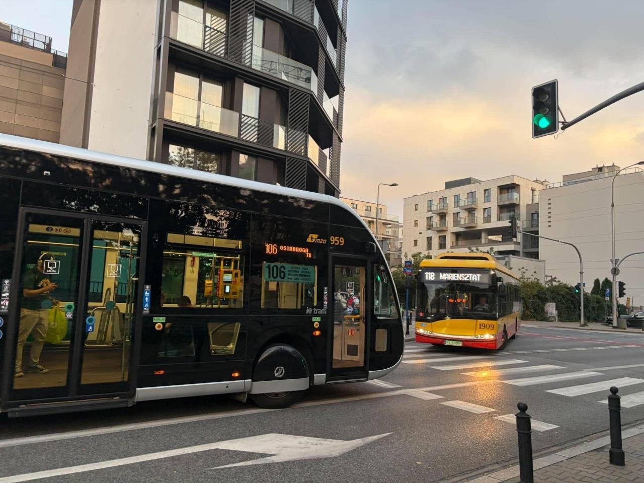 test hiszpańskiego autobusu na ulicach Warszawy | fot. Bartosz Pańczyk