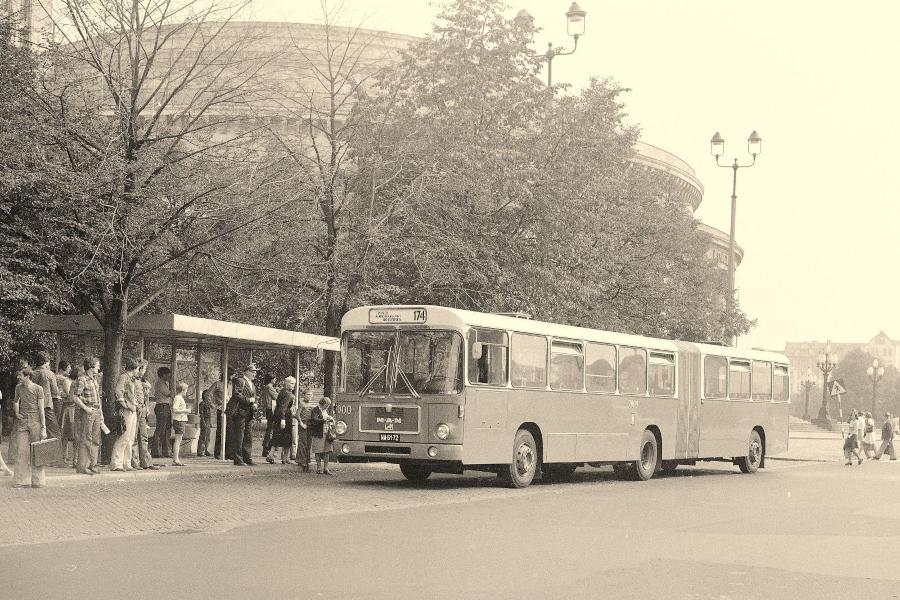 tak wyglądały kiedyś przystanki autobusowe w Warszawie | fot. Narodowe Archiwum Cyfrowe