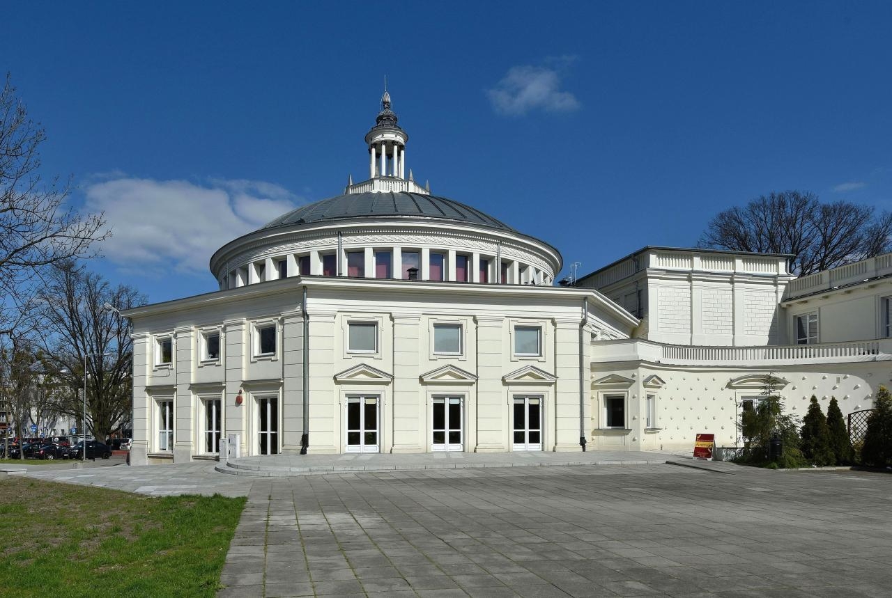 Teatr Komedia w Warszawie | fot. Autorstwa Adrian Grycuk - Praca własna, CC BY-SA 3.0 pl, https://commons.wikimedia.org/w/index.php?curid=66283722