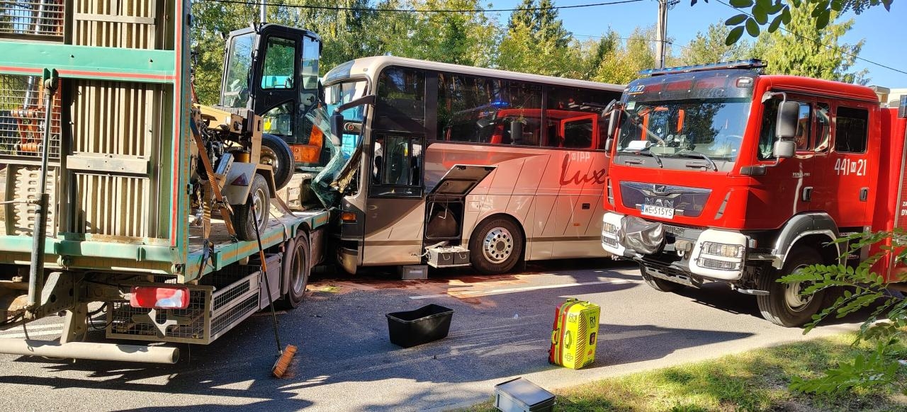 autokar szkolny zderzył się w Osowcu z ciężarówką | fot. KP PSP w Grodzisku Mazowieckim