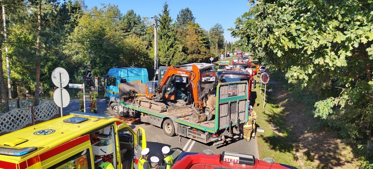autokar szkolny zderzył się w Osowcu z ciężarówką | fot. KP PSP w Grodzisku Mazowieckim