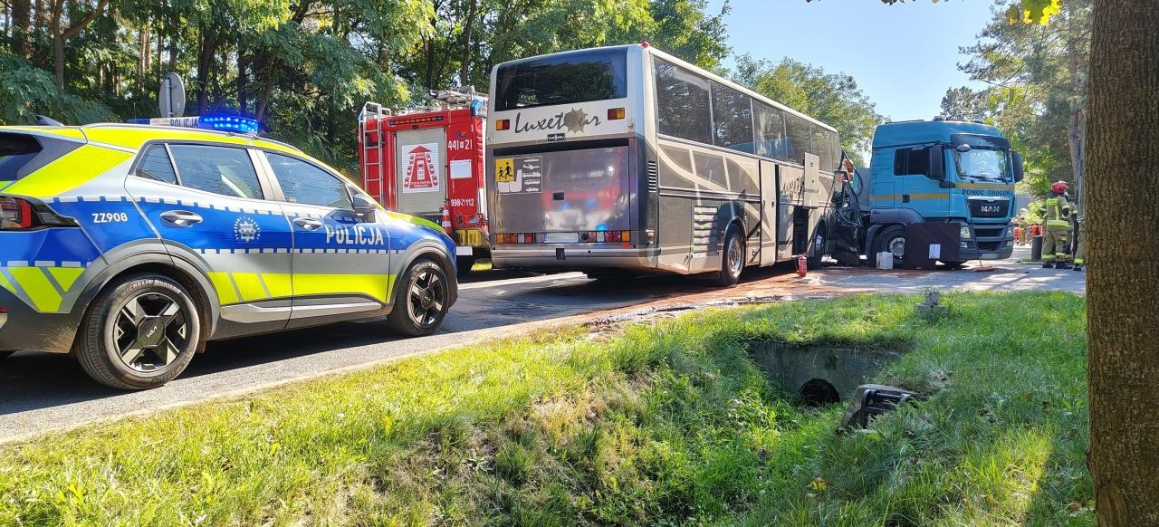 autokar szkolny zderzył się w Osowcu z ciężarówką | fot. KP PSP w Grodzisku Mazowieckim