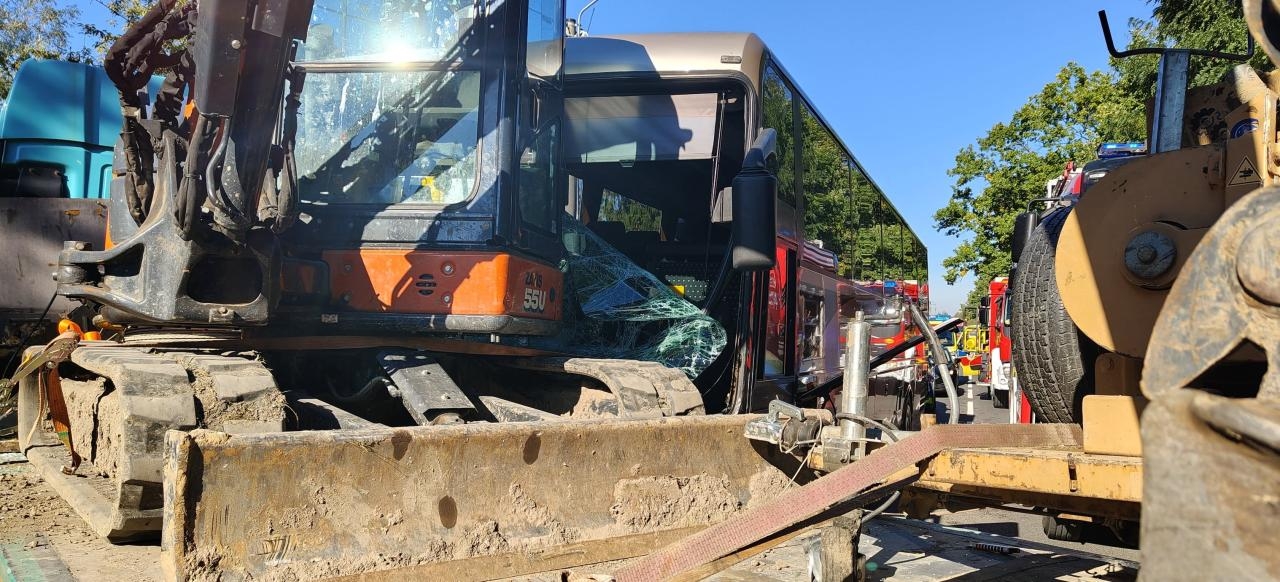 autokar szkolny zderzył się w Osowcu z ciężarówką | fot. KP PSP w Grodzisku Mazowieckim