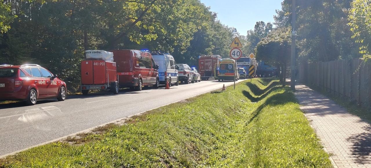 autokar szkolny zderzył się w Osowcu z ciężarówką | fot. KP PSP w Grodzisku Mazowieckim