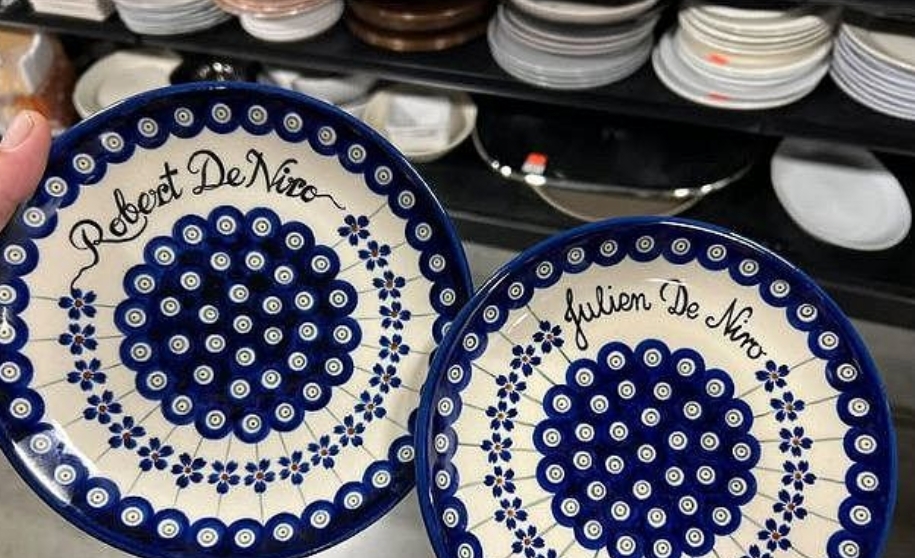 talerze z Bolesławca, które dostał Robert De Niro | fot. Polish Pottery Addicts - Group by Polmedia/ Facebook