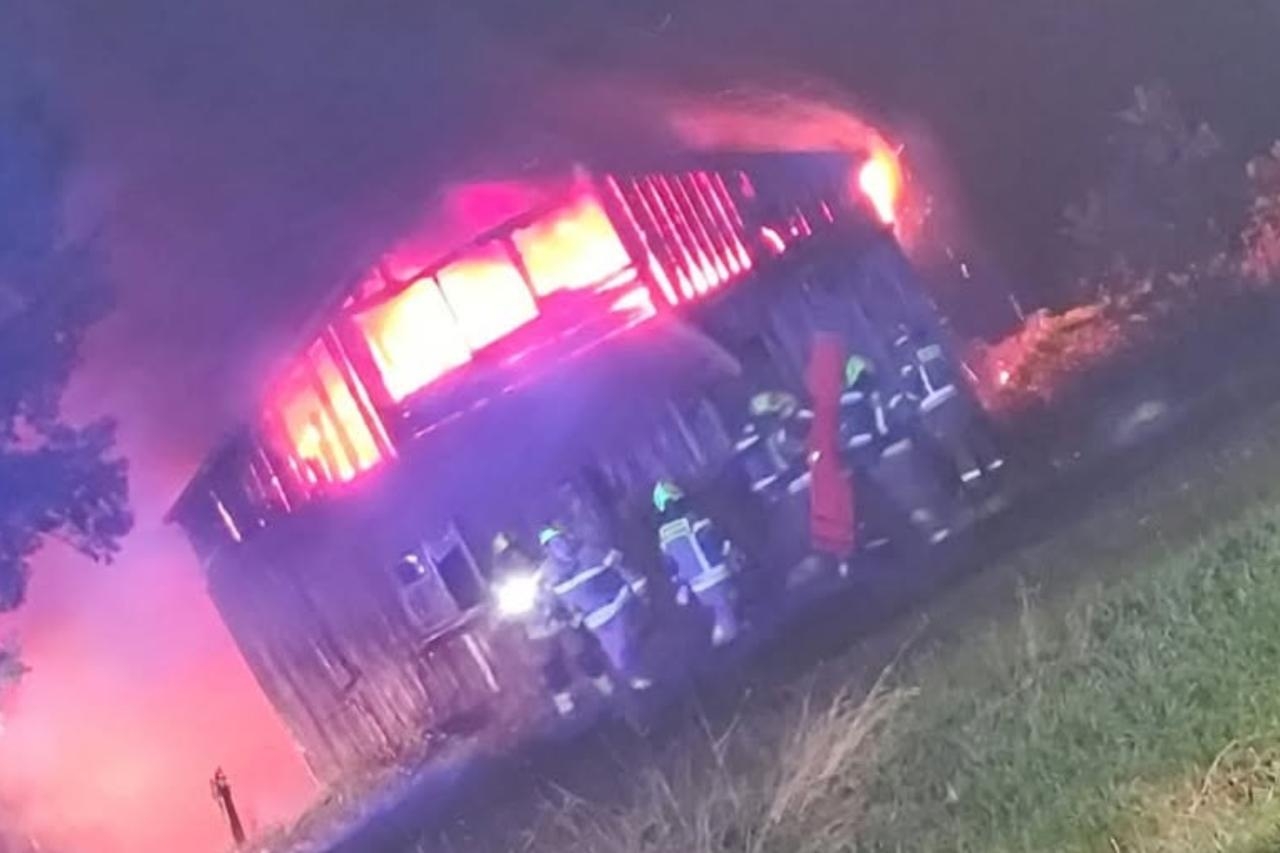 pożar drewnianego domu w miejscowości Józefowo na Mazowszu | fot. Komenda Powiatowa Państwowej Straży Pożarnej w Sierpcu