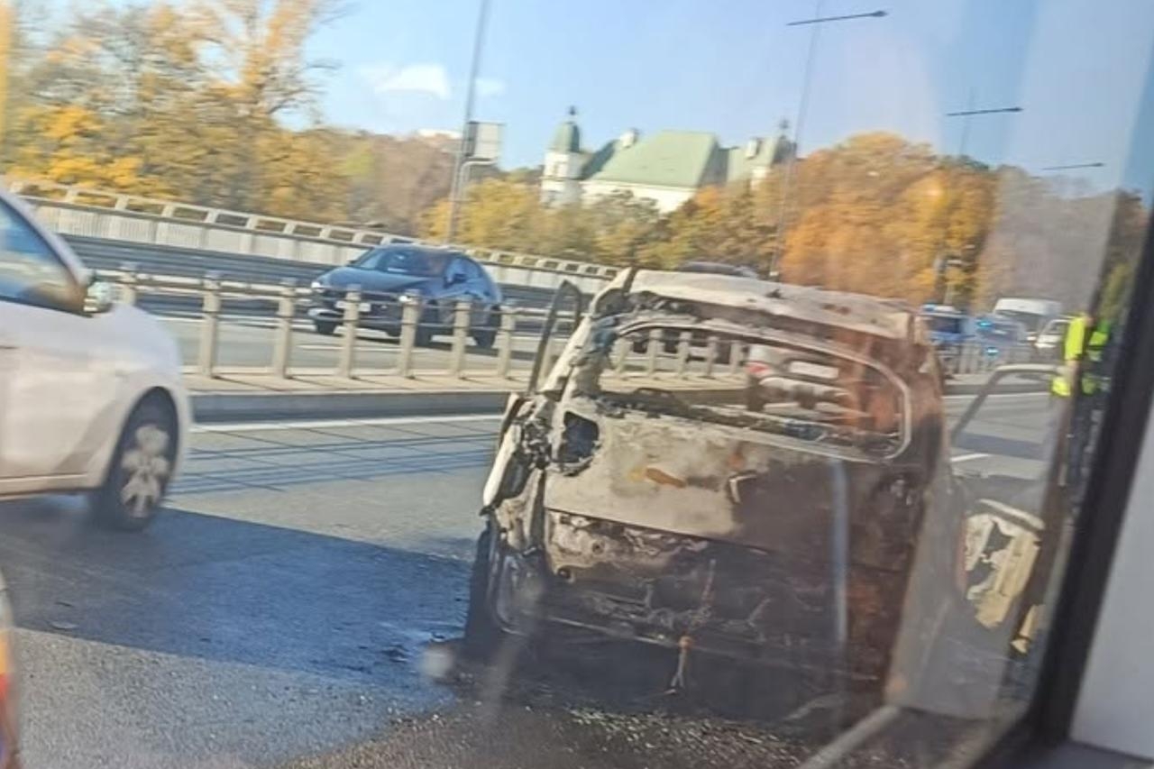 auto, które spłonęło na Trasie Łazienkowskiej | fot. Robert J./facebook