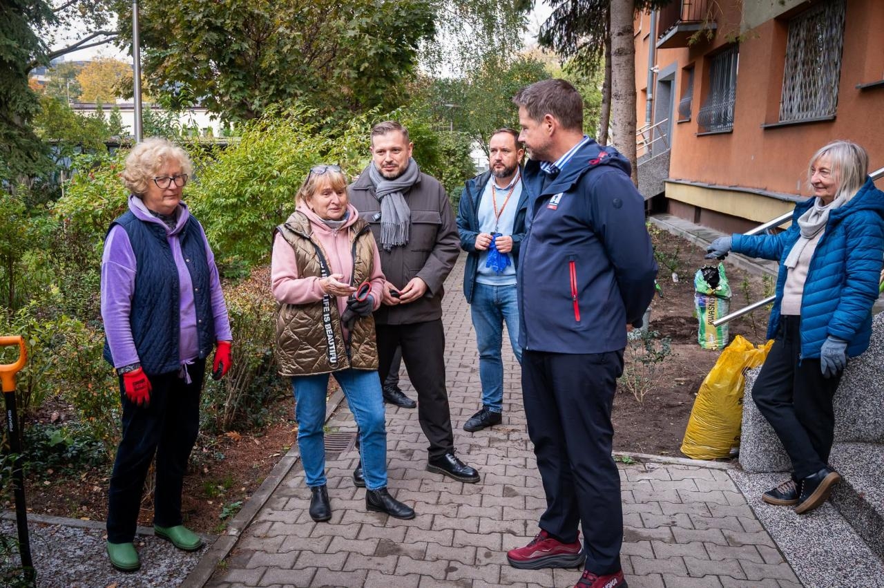 Rafał Trzaskowski sadzi kwiatki z mieszkańcami Warszawy | fot. https://www.facebook.com/krzysztof.grzegorz.strzalkowski