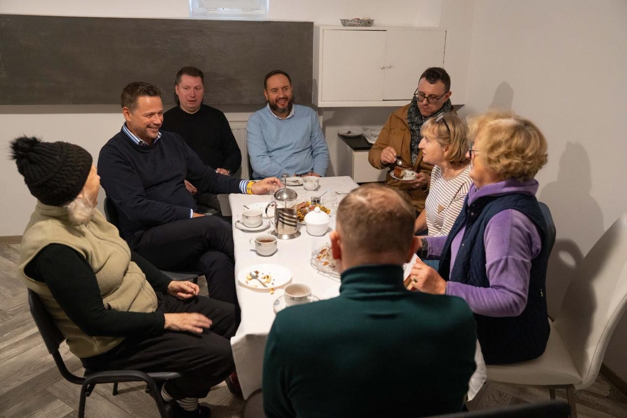Rafał Trzaskowski sadzi kwiatki z mieszkańcami Warszawy | fot. Rafał Trzaskowski/facebook
