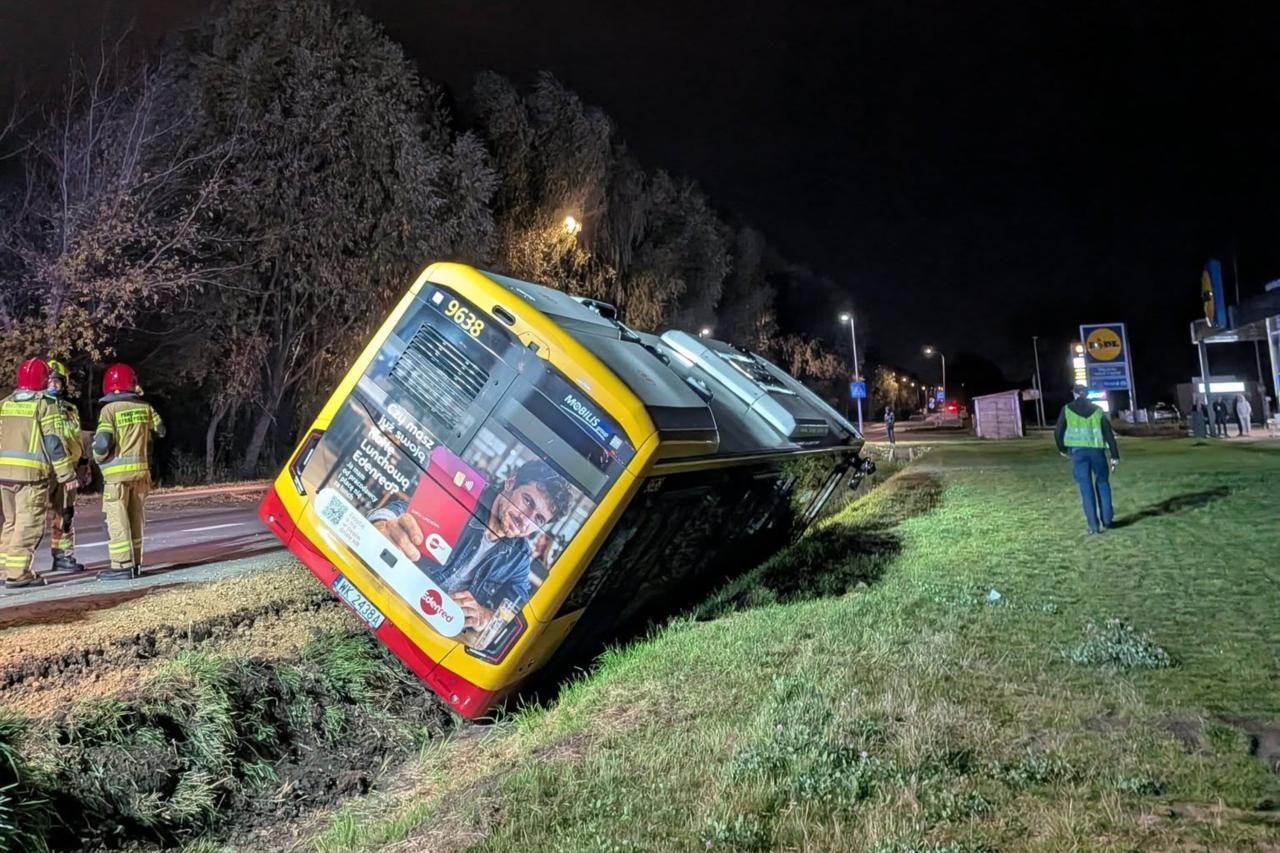 autobus 715 wpadł do rowu | fot. OSP Dawidy